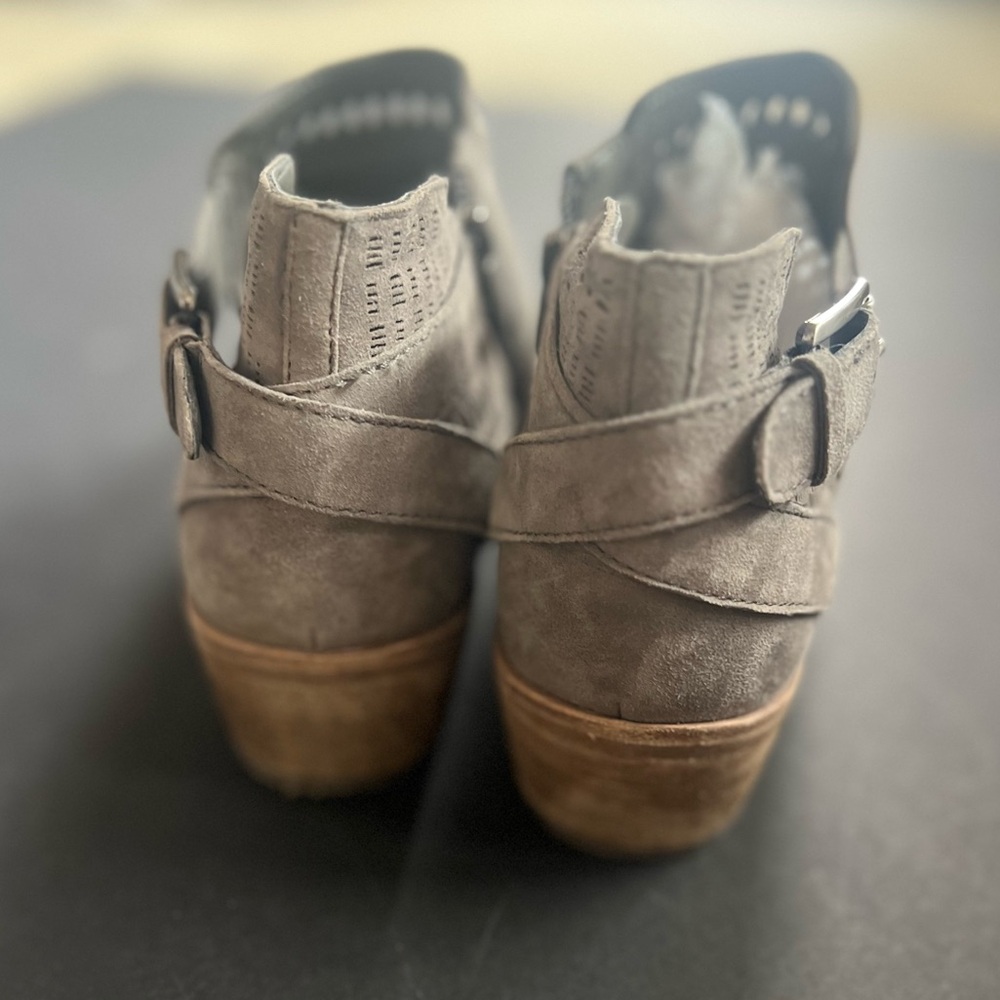 Ladies Vince Camuto gray suede bootie - Picture 2 of 4